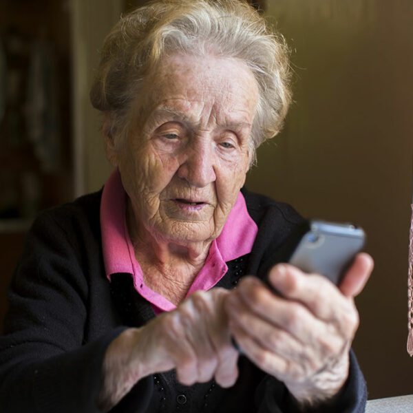 9 tips to help seniors use smartphones with ease